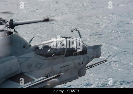 Un hélicoptère d'attaque AH-1Z Viper du corps des Marines des États-Unis se prépare à atterrir sur le pont d'envol du navire d'assaut amphibie USS Bonhomme Richard de la Marine des États-Unis lors de l'exercice Talisman Saber le 23 juillet 2017 dans la mer de Corail. (Photo de MCS3 Zachary DiPadova via Planetpix) Banque D'Images