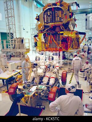 Nasa Apollo 17 mission d'alunissage d'astronautes de l'équipage de cernan premier gène (à gauche) et Harrison schmitt train dans le Rover lunaire simulator au Kennedy Space Center Manned Spacecraft operations building 9 août 1972 à Merritt Island, en Floride. (Photo de la nasa photo via planetpix) Banque D'Images