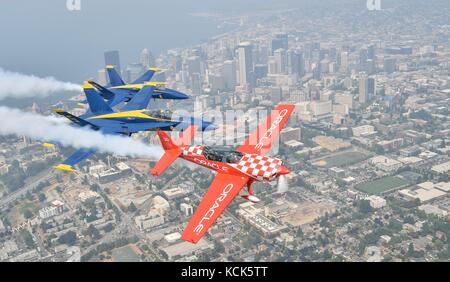 Deux u.s. navy Blue Angels de démonstration de vol voler en formation aux côtés d'un aéronef au cours de l'équipe oracle seafair boeing air show le 3 août 2017 à Seattle, Washington. (Photo de la psc1 daniel m. planetpix jeunes via) Banque D'Images