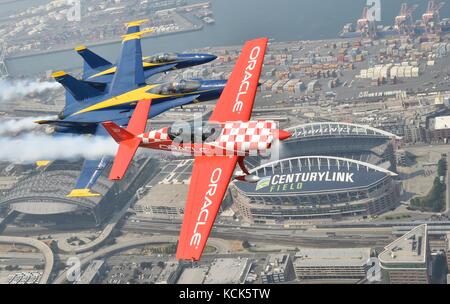 Deux u.s. navy Blue Angels de démonstration de vol voler en formation aux côtés d'un aéronef au cours de l'équipe oracle seafair boeing air show le 3 août 2017 à Seattle, Washington. (Photo de la psc1 daniel m. planetpix jeunes via) Banque D'Images