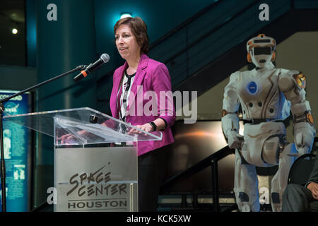 Ellen Ochoa, directrice du Johnson Space Center de la NASA, s'adresse aux participants du NASA Centennial Challenge Program lors de la cérémonie de remise des prix du Space Robotics Challenge au Johnson Space Center le 30 juin 2017 à Houston, au Texas. (Photo de Norah Moran via Planetpix) Banque D'Images