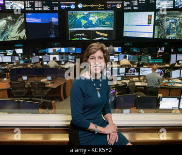 Ellen Ochoa, directrice du Johnson Space Center de la NASA, est assise devant le Johnson Space Center Christopher C. Kraft Jr. Centre de contrôle de mission salle de contrôle de vol 1 zone d'observation 24 février 2017 à Houston, Texas. (Photo de Bill Stafford et Allison Bills via Planetpix) Banque D'Images