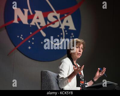 Ellen Ochoa, directrice du Johnson Space Center de la NASA, prend la parole lors d'une réunion de mise à jour du programme au Johnson Space Center le 6 septembre 2016 à Houston, au Texas. (Photo de Bill Stafford via Planetpix) Banque D'Images