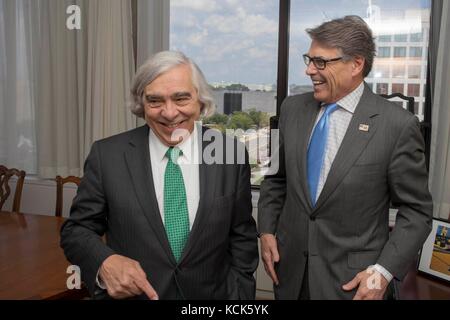 L'ancien secrétaire américain à l'énergie Ernest Moniz (à gauche) et le secrétaire américain à l'énergie Rick Perry assistent à une cérémonie de dévoilement du portrait officiel d'Ernest Moniz le 2 août 2017 à Washington DC (photo de Simon Edelman via Planetpix) Banque D'Images