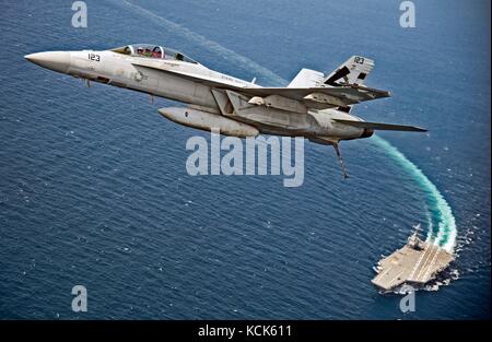 Un u.s. navy f/a-18f super hornet jet fighter survole la marine américaine gerald r ford-classe. porte-avions USS Gerald R. Ford. Juillet 28, 2017 dans l'océan atlantique. (Photo par Erik hildebrandt par planetpix) Banque D'Images