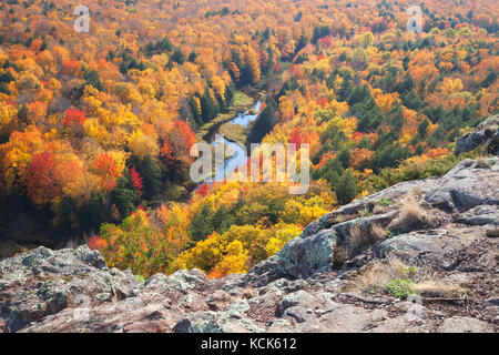 Arbres en automne couleur complet et une petite rivière vue depuis Rocky surplombent dans les montagnes Porcupine du Michigan Banque D'Images