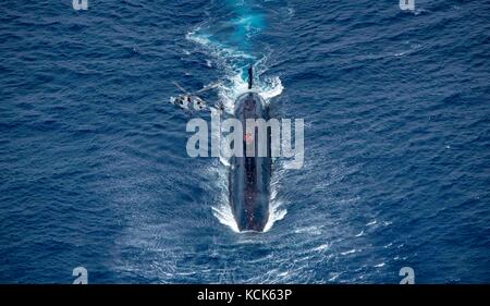 La marine royale britannique Trafalgar-sous-marin HMS flotte classe Cours d'acerbe en cours lors de l'exercice guerrier saxon 5 août 2017 dans l'océan atlantique. (Photo par zachary wickline par planetpix) Banque D'Images