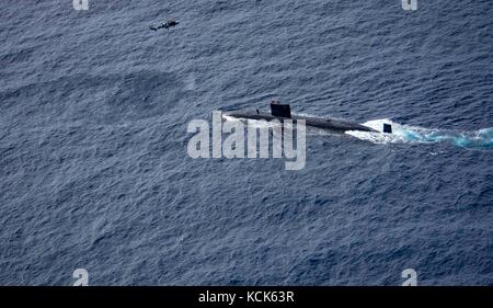 La marine royale britannique Trafalgar-sous-marin HMS flotte classe Cours d'acerbe en cours lors de l'exercice guerrier saxon 5 août 2017 dans l'océan atlantique. (Photo par zachary wickline par planetpix) Banque D'Images