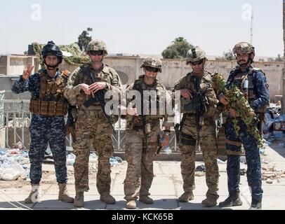 Les soldats de l'armée américaine et irakiennes policiers fédéraux posent ensemble lors d'une patrouille le 29 juin 2017 à Mossoul, en Irak. Il y a eu un effort combiné entre les États-Unis et les forces irakiennes dans la zone à l'encontre des extrémistes d'Isis. (Photo par Rachel diehm par planetpix) Banque D'Images
