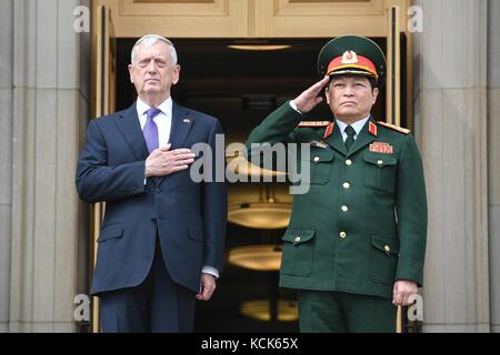 Le secrétaire américain à la Défense James Mattis (à gauche) et le ministre vietnamien de la Défense nationale NGO Xuan Lich rendent les honneurs lors de l'hymne national au Pentagone le 8 août 2017 à Arlington, en Virginie. (Photo de Tammy Nooner via Planetpix) Banque D'Images