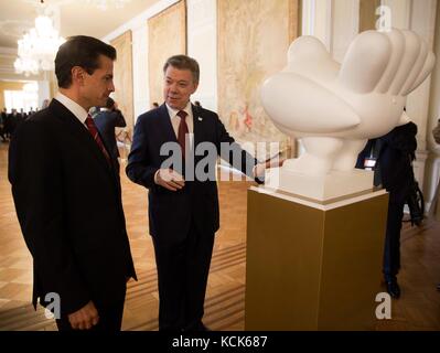 Le président colombien Juan Manuel Santos (à droite) montre au président mexicain Enrique Pena Nieto la sculpture de la colombe de la paix de l'artiste Fernando Botero au Palais présidentiel de Narino le 27 octobre 2016 à Bogota, en Colombie. (Photo de la présidence mexicaine photo via Planetpix) Banque D'Images