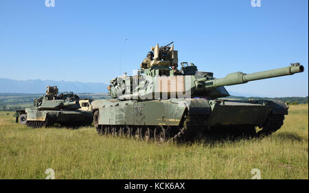 Les soldats de l'armée américaine ont installé leurs chars de combat M1 Abrams en préparation de l'exercice Getica Saber le 10 juillet 2017 à Cincu, en Roumanie. (Photo de Kelsey M. Little via Planetpix) Banque D'Images