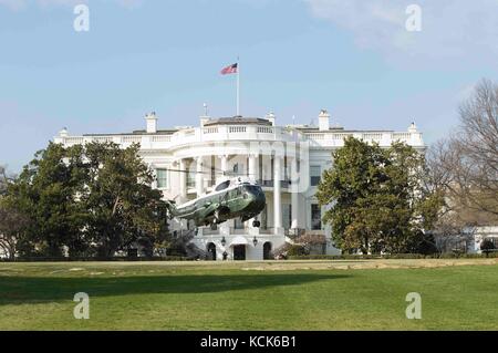 Les pilotes du corps des Marines des États-Unis s'entraînent aux décollages et aux atterrissages à bord de l'hélicoptère Marine One SH-3 Sea King sur la pelouse sud de la Maison-Blanche le 18 mars 2017 à Washington, DC. (Photo de Micha R. Pierce via Planetpix) Banque D'Images