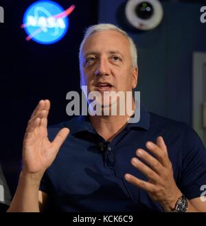 Mike Massimino, ancien astronaute de la NASA, prend la parole lors de la table ronde du Intrepid Space and Science Festival Big Picture au Intrepid Sea, Air and Space Museum le 5 août 2017 à New York. (Photo de Bill Ingalls via Planetpix) Banque D'Images