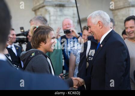 Le vice-président américain Mike pence accueille un jeune fille dans la foule le 30 juillet 2017 à Tallinn, Estonie. (Photo de d. Myles cullen via planetpix) Banque D'Images