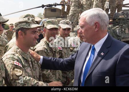 Le vice-président américain Mike Pence rencontre des soldats américains et géorgiens lors de l’exercice Noble Partner le 1er août 2017 à Tbilissi, en Géorgie. (Photo de D. Myles Cullen via Planetpix) Banque D'Images