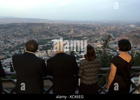 Le premier ministre géorgien Giorgi Kvirikashvili (à gauche), le vice-président américain Mike Pence, la seconde dame Karen Pence et Maia Tsinadze regardent la vue de la ville le 31 juillet 2017 à Tbilissi, en Géorgie. (Photo de D. Myles Cullen via Planetpix) Banque D'Images