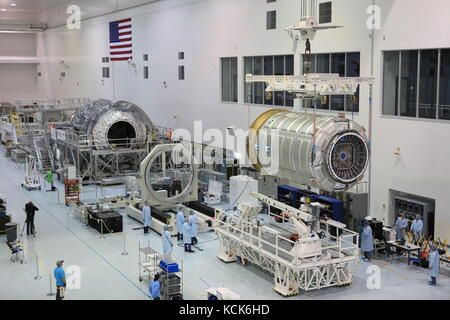 Les scientifiques du centre spatial Kennedy space station processing facility transports l'atk orbital cygnus vaisseaux cargo pour un banc en préparation de son sir oa-7 Lancement de la mission de ravitaillement au sommet de l'alliance lancement fusée Atlas v le 9 janvier 2017 à Merritt Island, en Floride. (Photo de Kim shiflett par planetpix) Banque D'Images