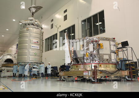 Les techniciens de la Nasa au centre spatial Kennedy pour préparer la transformation de la station spatiale orbitale la mate sous pression module cargo cygnus atk avec son module de service en préparation de son sir oa-7 mission de ravitaillement de la station spatiale internationale le 14 février 2017 à Merritt Island, en Floride. l'atk orbitale va lancer sur un lancement des fusées Atlas v de l'alliance. (Photo par ben smegelsky planetpix via) Banque D'Images