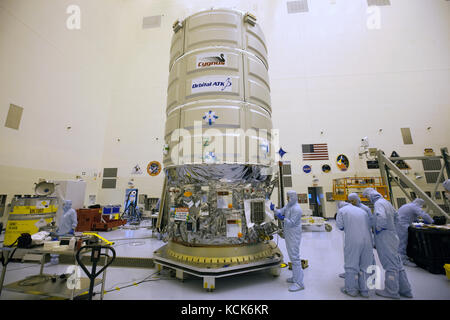 Les scientifiques de la NASA au Kennedy Space Center Payload Hazardous Servicing Facility installent les Nanoracks à l'extérieur du module de fret pressurisé Orbital ATK Cygnus en préparation de sa mission de réapprovisionnement CRS OA-7 à la Station spatiale internationale le 27 février 2017 à Merritt Island, en Floride. L'Orbital ATK sera lancé au sommet d'une fusée Atlas V de l'United Launch Alliance. (Photo de Cory Huston via Planetpix) Banque D'Images