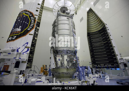 Les scientifiques de la NASA au Kennedy Space Center Payload Hazardous Servicing Facility se préparent à enfermer le vaisseau spatial Orbital ATK Cygnus dans son carénage de charge utile en préparation de sa mission de réapprovisionnement CRS OA-7 vers la Station spatiale internationale le 9 mars 2017 à Merritt Island, en Floride. L'Orbital ATK sera lancé au sommet d'une fusée Atlas V de l'United Launch Alliance. (Photo de Kim Shiflett via Planetpix) Banque D'Images