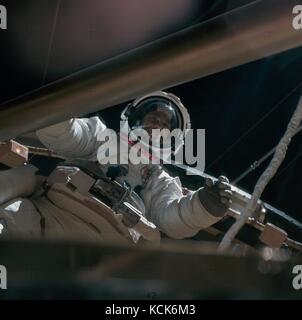 Mission skylab 3 de la nasa l'astronaute owen garriott premier équipage travaille sur la station spatiale pendant une activité extravéhiculaire sortie dans l'espace 6 août 1973, dans l'orbite de la terre. (Photo de la nasa photo via planetpix) Banque D'Images