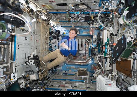 L'astronaute américaine Peggy Whitson, membre principal de l'équipage de la NASA International Space Station Expedition 51, mène une interview vidéo en direct avec des journalistes sur Terre le 28 juin 2017 en orbite terrestre. (Photo de NASA photo via Planetpix) Banque D'Images