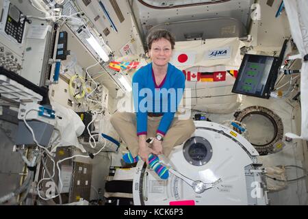 L'astronaute américaine Peggy Whitson, membre principal de l'équipage de l'expédition spatiale internationale 51 de la NASA, flotte à l'intérieur du module de laboratoire japonais Kibo le 22 juin 2017 en orbite terrestre. (Photo de NASA photo via Planetpix) Banque D'Images