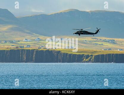 Un MH-60 de la marine américaine hélicoptère Seahawk vole au-dessus de l'océan Atlantique au cours d'une patrouille de l'exercice guerrier saxon 7 août 2017 en Ecosse minch,. (Photo de la psc3 mario coto via planetpix) Banque D'Images