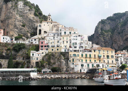 AMALFI, ITALIE – 28 JUIN 2014 : jetée touristique pour petits bateaux à Amalfi, Italie – juin 28 ; célèbre site touristique italien populaire sur la côte amalfitaine Banque D'Images