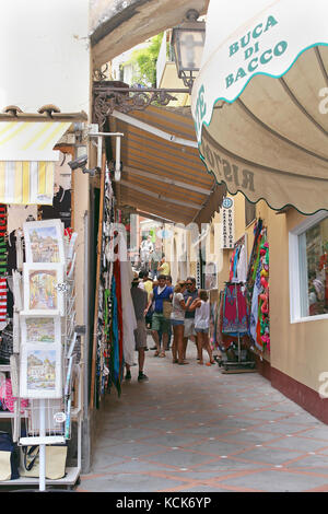 AMALFI, ITALIE – 28 JUIN 2014 : rue étroite dans la célèbre ville méditerranéenne avec des souvenirs à vendre et les touristes se promenant à Amalfi, Italie - 2 juin Banque D'Images