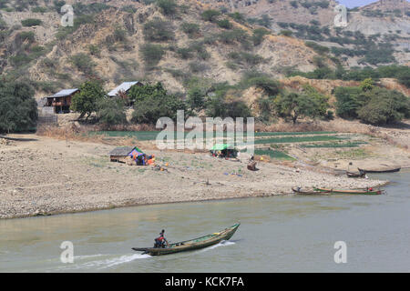 Refuges et abris saisonniers le long des rives de l'Irrawaddy au Myanmar (Birmanie). Antennes TV visible. Banque D'Images