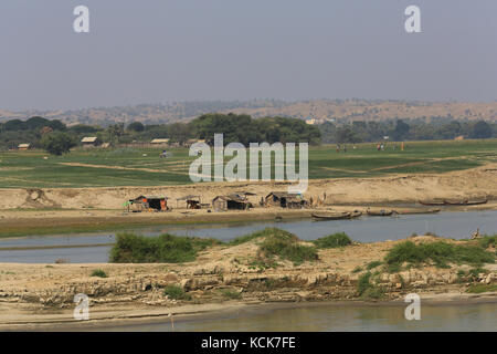 Refuges et abris saisonniers le long des rives de l'Irrawaddy au Myanmar (Birmanie), en face de sa jeter village. Banque D'Images