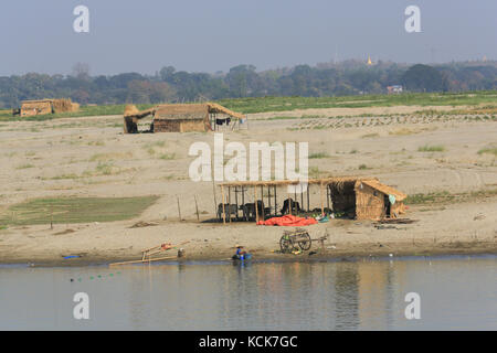 Refuges et abris saisonniers le long des rives de l'Irrawaddy au Myanmar (Birmanie). Banque D'Images
