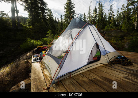 Une tente est mis en place sur l'une des nombreuses plateformes au lac bedwell dans le parc Strathcona, centre de l'île de Vancouver, Colombie-Britannique, Canada Banque D'Images