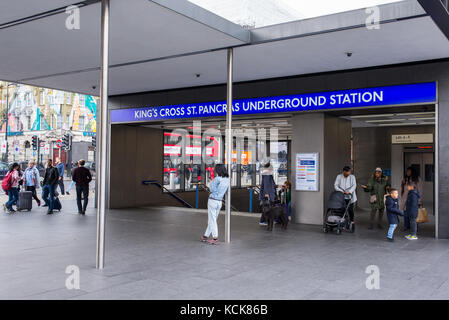 Les banlieusards de marcher en face de King's Cross St Pancras station de métro.entrée, Londres, UK Banque D'Images