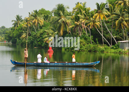 Canoë dans l'eau dormante entre Kollam et Cochin, Kerala, Inde Banque D'Images