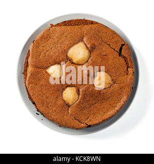 Gâteau au chocolat avec des poires. isolated on white Banque D'Images