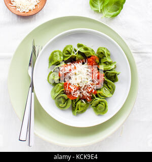 Italienne maison classique avec tortellini ricotta et épinards, le ressort et le vin rouge de style en verre Banque D'Images