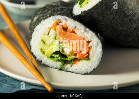 Matières des sushis saumon burrito aux algues concombre et carottes Banque D'Images