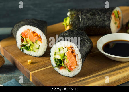 Matières des sushis saumon burrito aux algues concombre et carottes Banque D'Images