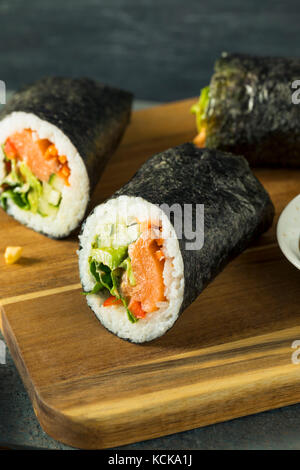 Matières des sushis saumon burrito aux algues concombre et carottes Banque D'Images