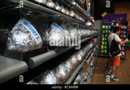 Kisses géant les chocolats de vente à l'intérieur Le marché offre de Hershey's Chocolate World.Hershey.virginia.USA Banque D'Images