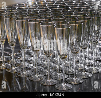 Verres à champagne vide debout dans une ligne. beaucoup de verres à vin de champagne Banque D'Images