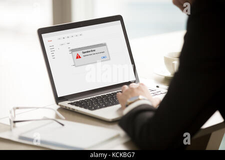 Businessman looking at laptop screen avec l'opération message d'erreur. chef de la direction ou de l'entrepreneur connu une défaillance du système au cours d'importants flux de travail. software Banque D'Images