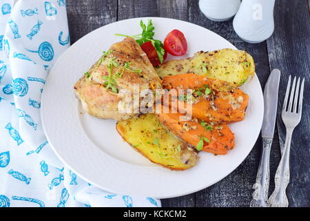 Poulet cuit au four avec des pommes de terre et de patates douces, d'épices, fines herbes dans l'huile d'olive. cuisine maison, concept d'aliments sains Banque D'Images