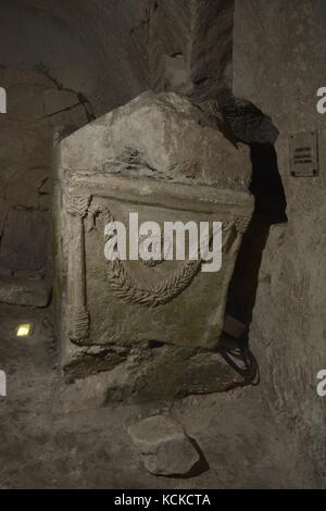 4007 Pierre sarcophags. Décoration de beth shearim, un 5ème. c. annonce grotte funéraire dans le nord israël Banque D'Images
