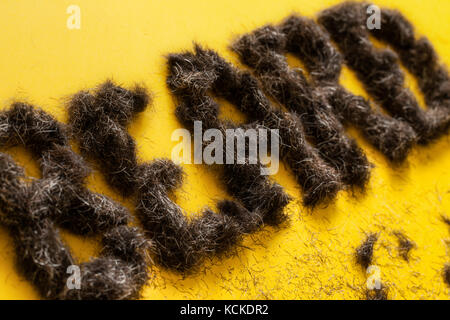 Beard signe fait en angle barbe sur un fond jaune lumineux Banque D'Images