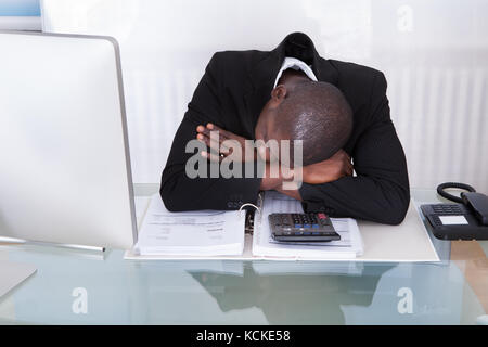 Portrait of a souligné businessman sleeping in office Banque D'Images