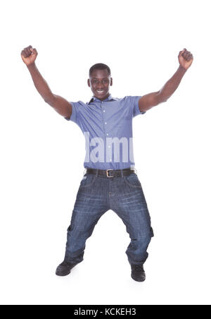 Portrait d'un jeune homme excité africaine sur fond blanc Banque D'Images